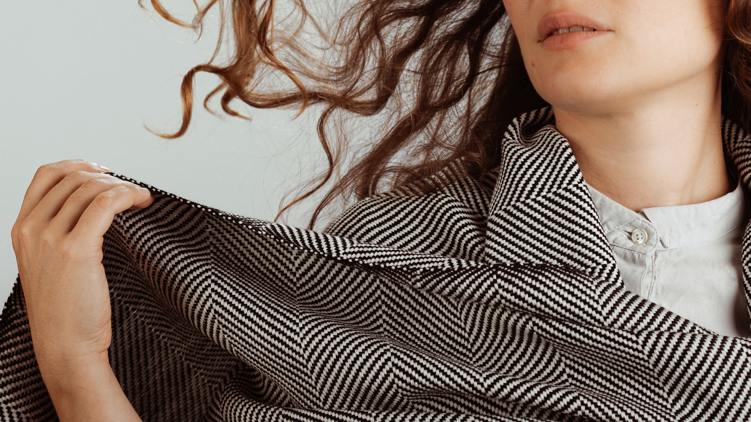 Particolare con modella, scialle tessuto a mano, in lana merino, bianco