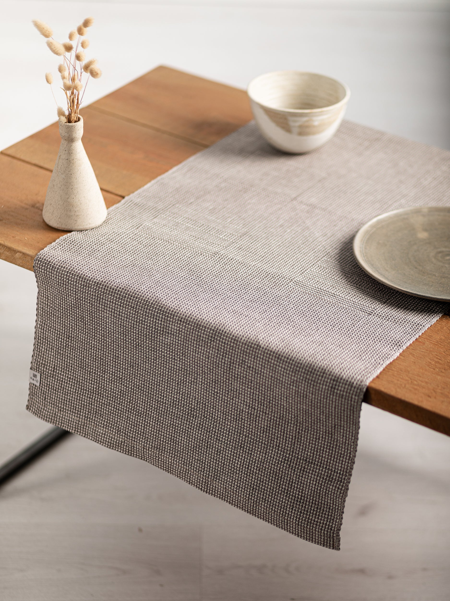 Runner da tavola tessuto a  mano in lino, colore grigio chiaro
