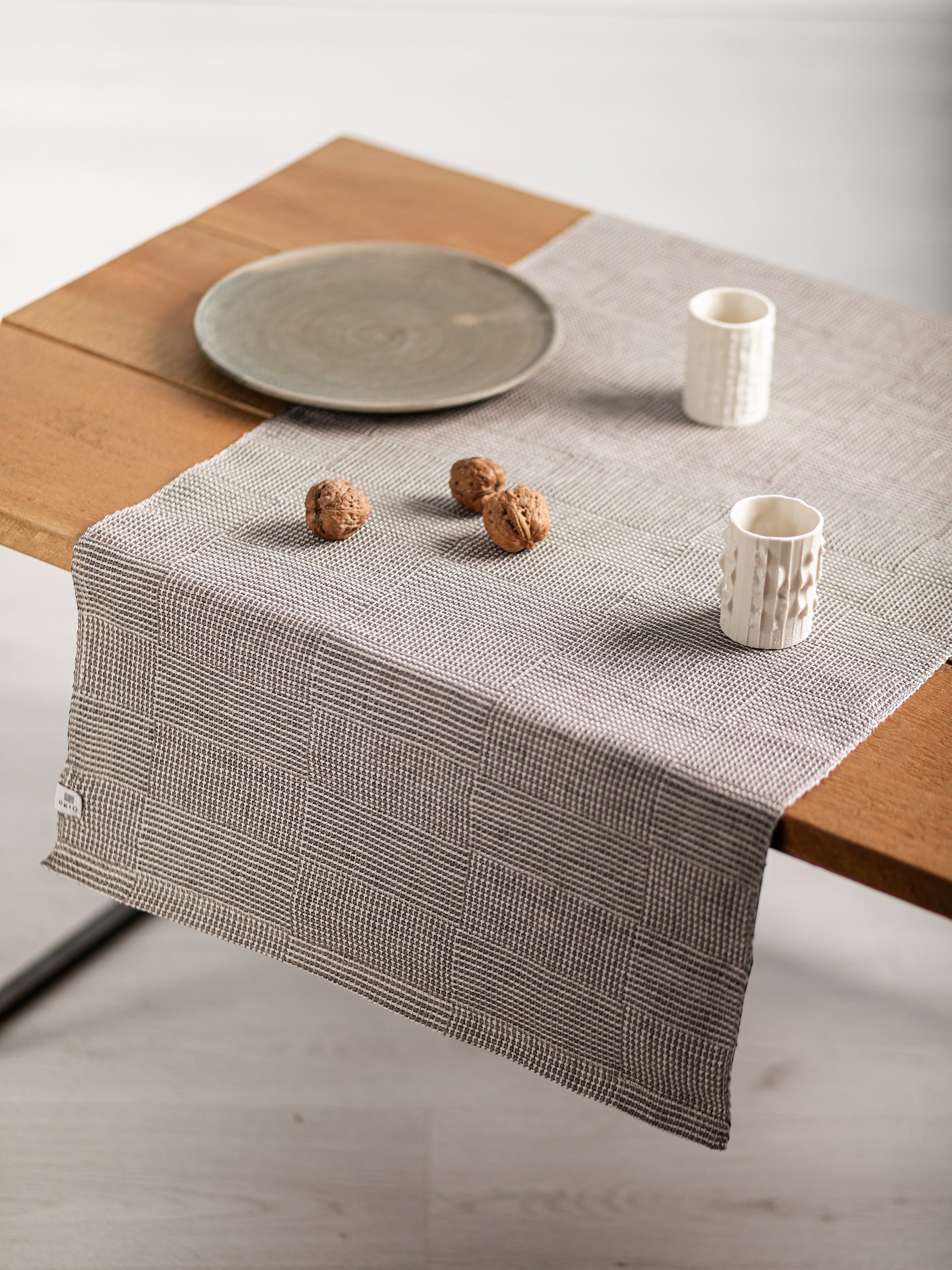 Runner da tavola tessuto a  mano in lino, colore grigio chiaro