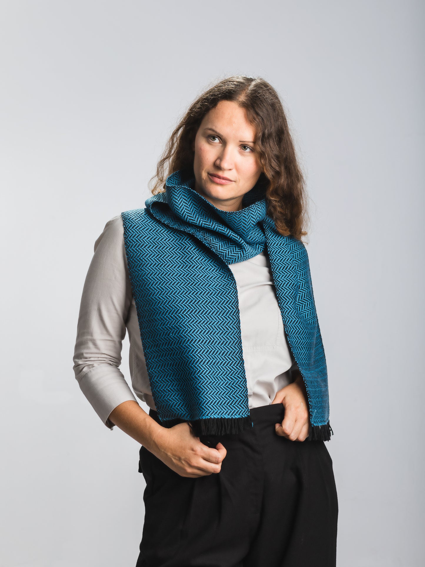 Sciarpa tessuta a mano in pura lana merino, colore azzurro, su modella
