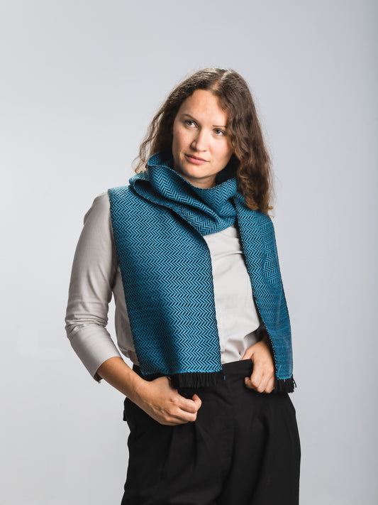 Sciarpa tessuta a mano in pura lana merino, colore azzurro, su modella