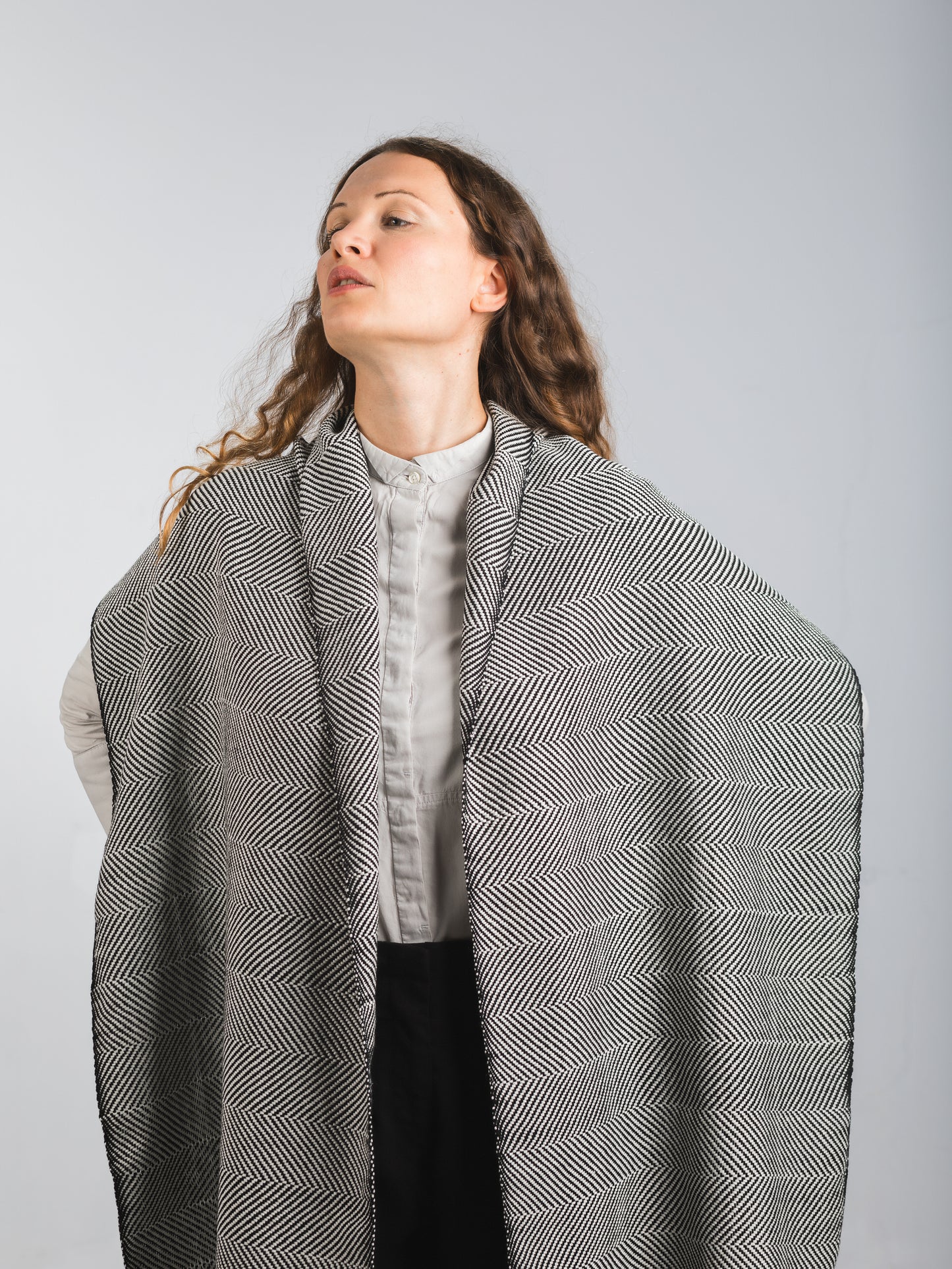 Scialle tessuto a mano in pura lana merino, colore bianco, su modella