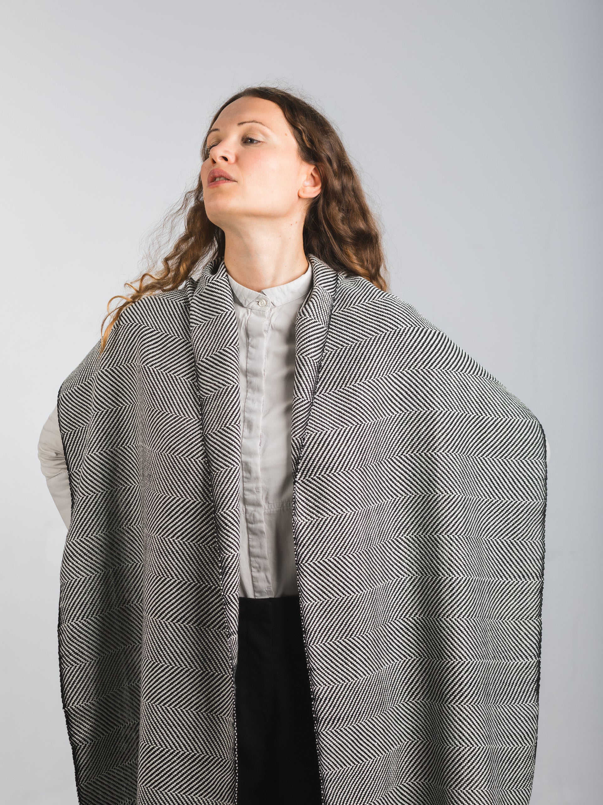 Scialle tessuto a mano in pura lana merino, colore bianco, su modella