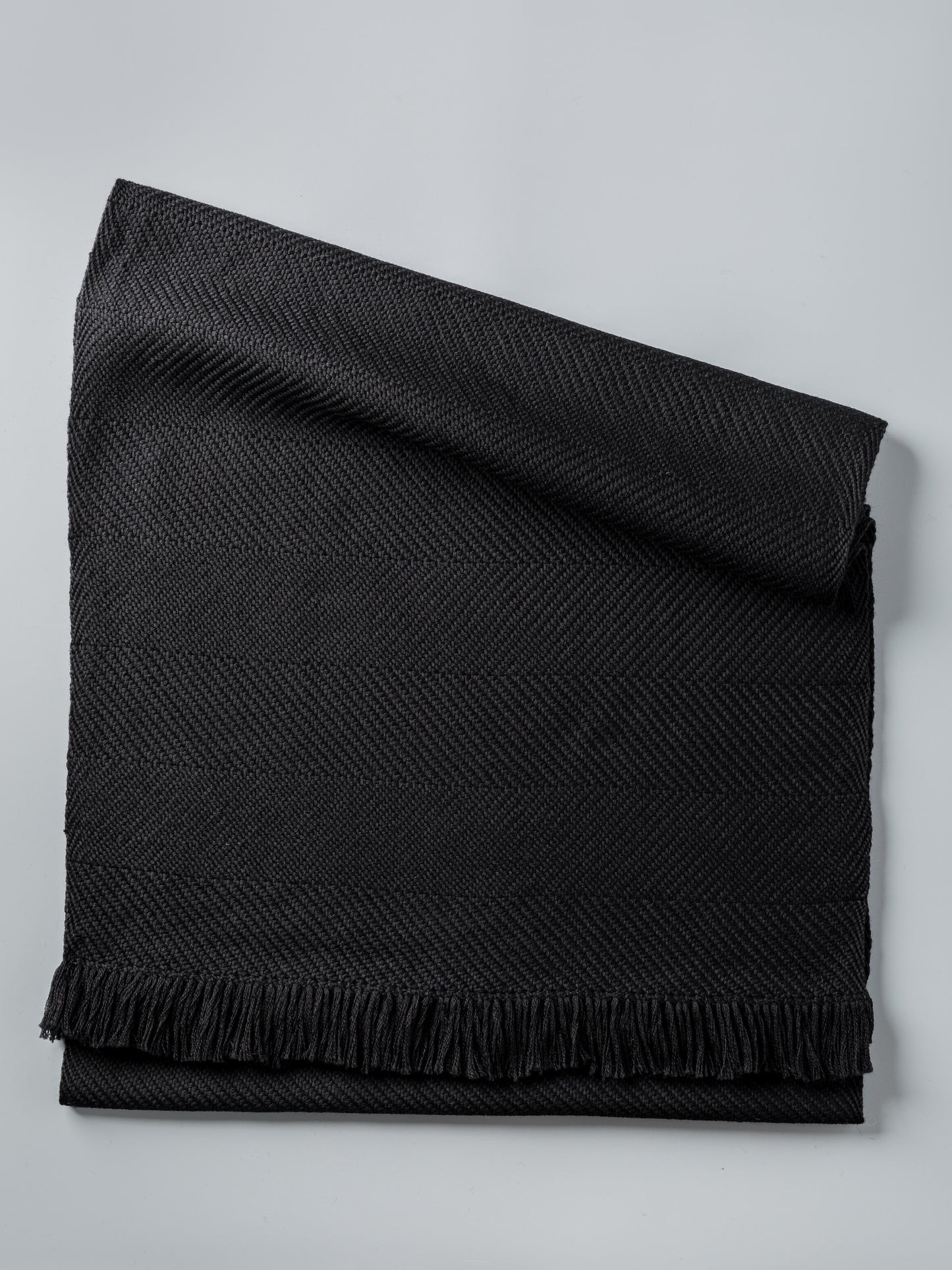 Scialle tessuto a mano in pura lana merino, colore nero, frontale