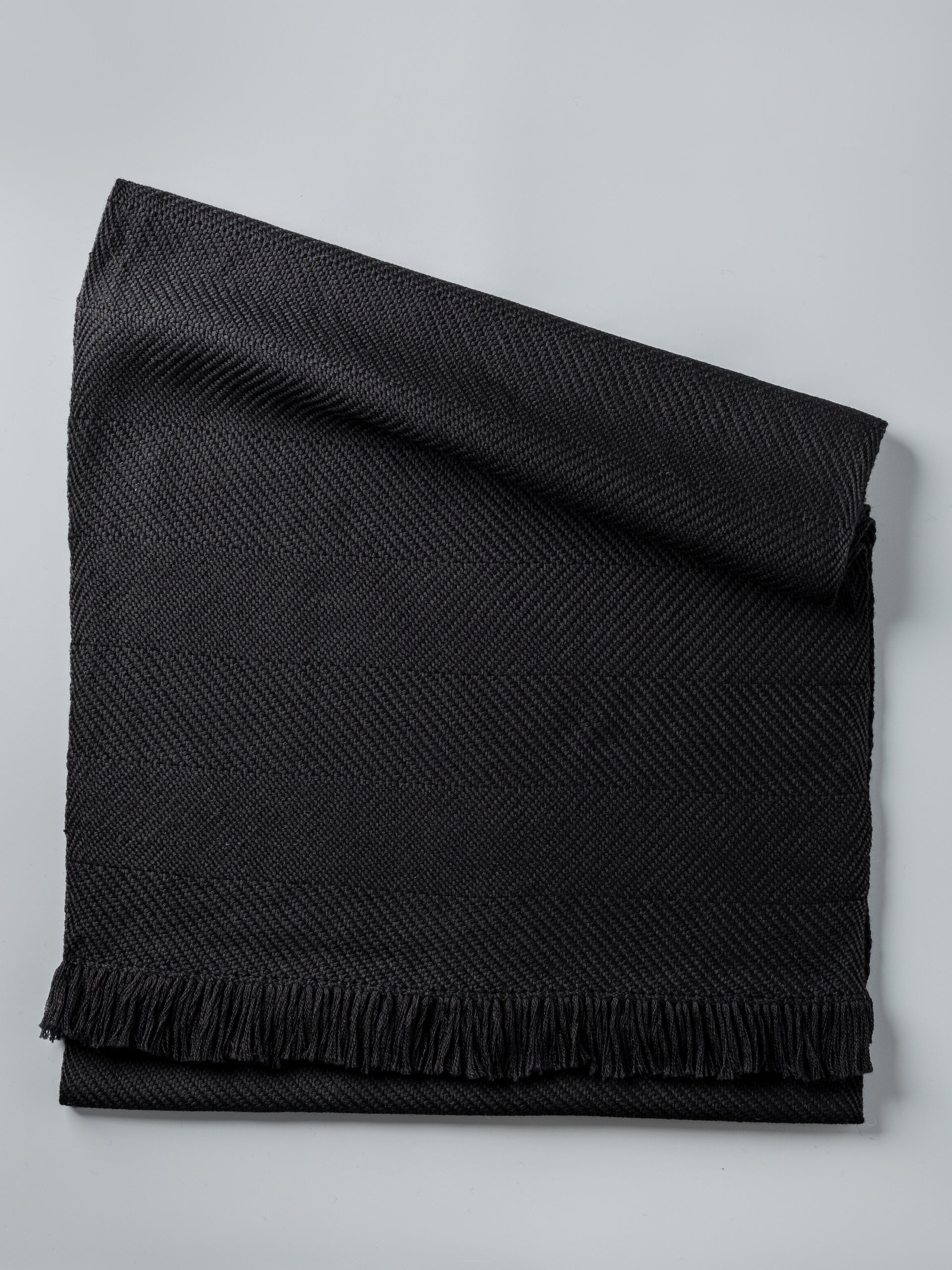 Scialle tessuto a mano in pura lana merino, colore nero, frontale