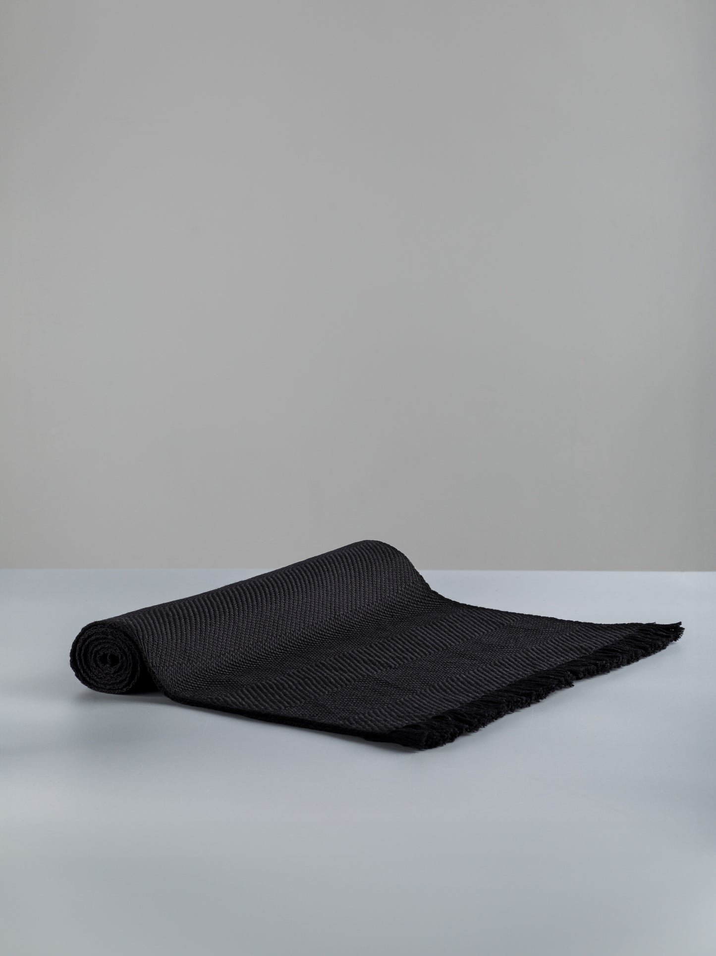 Scialle tessuto a mano in pura lana merino, colore nero, laterale
