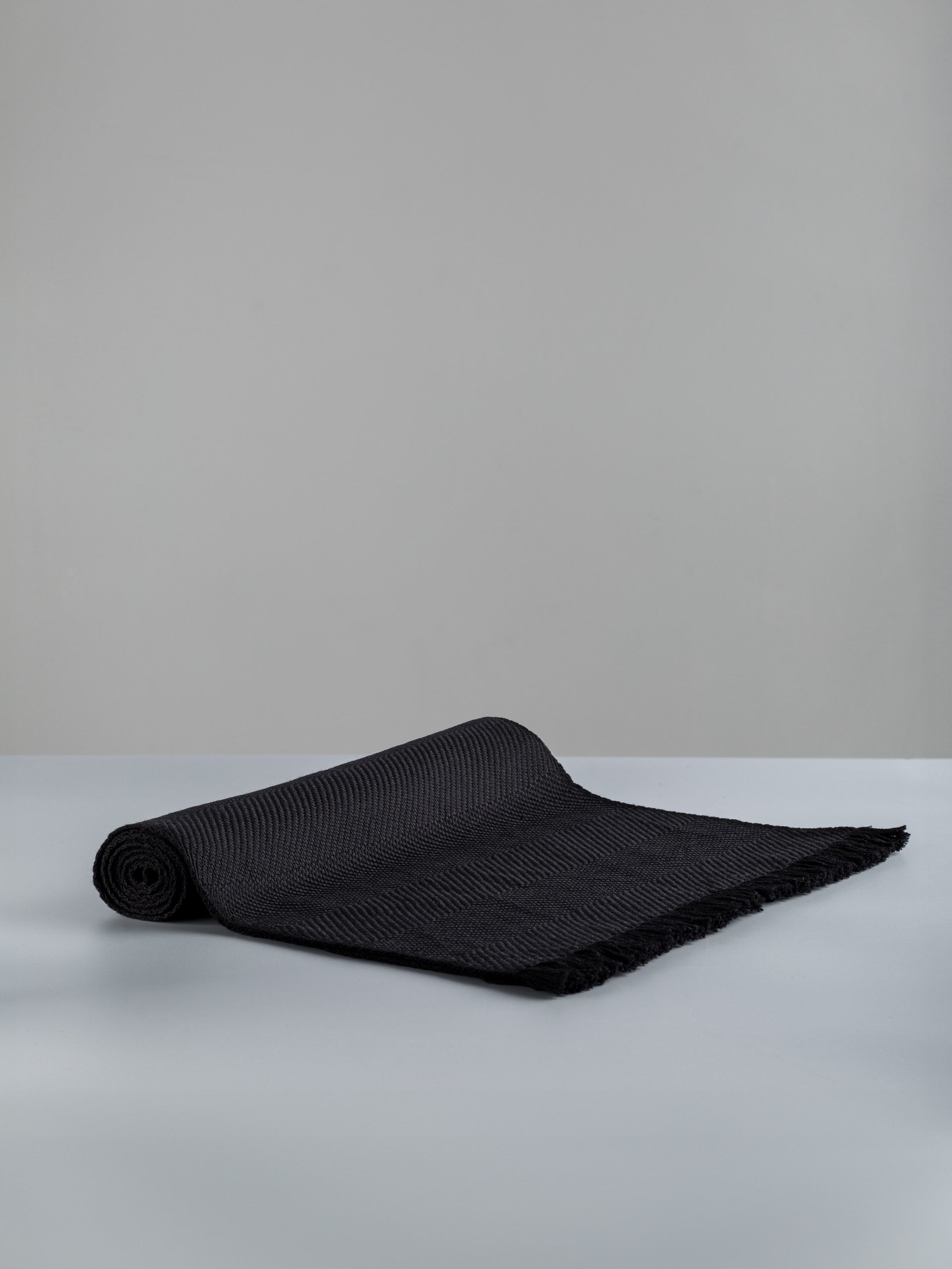 Scialle tessuto a mano in pura lana merino, colore nero, laterale
