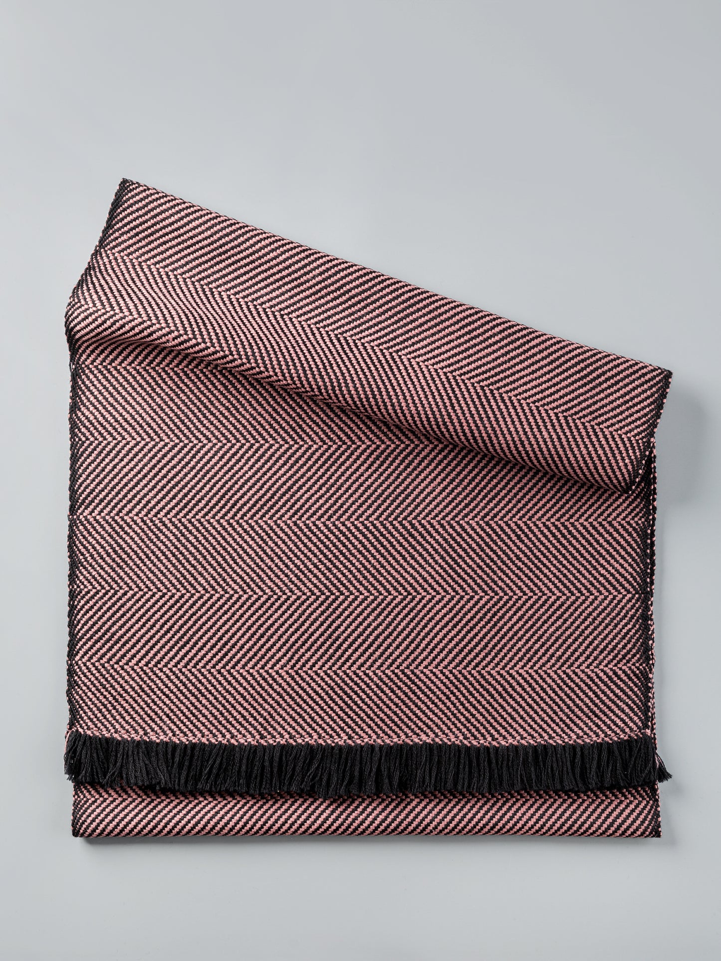 Scialle tessuto a mano in pura lana merino, colore rosa, vista frontale