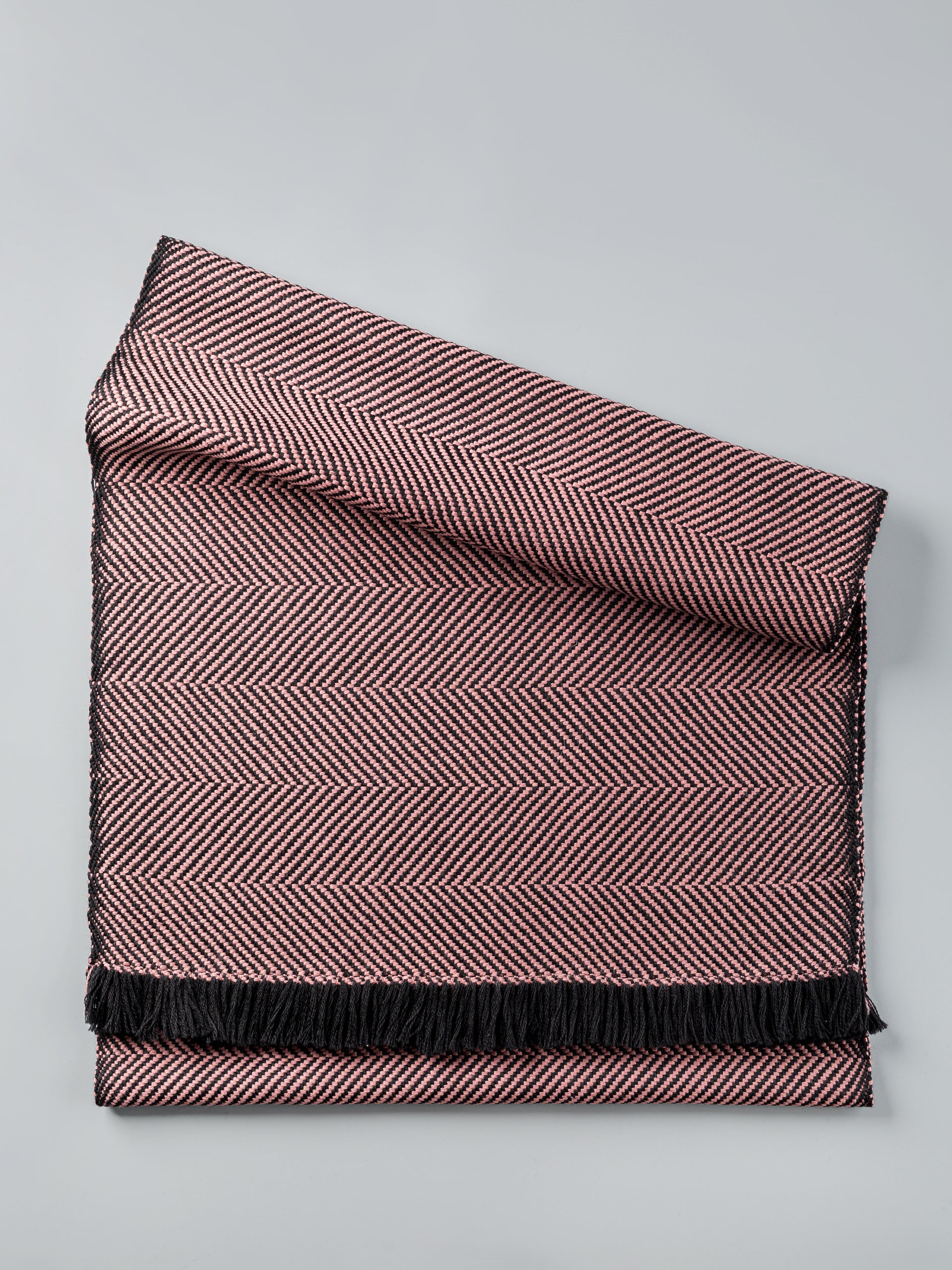 Scialle tessuto a mano in pura lana merino, colore rosa, vista frontale