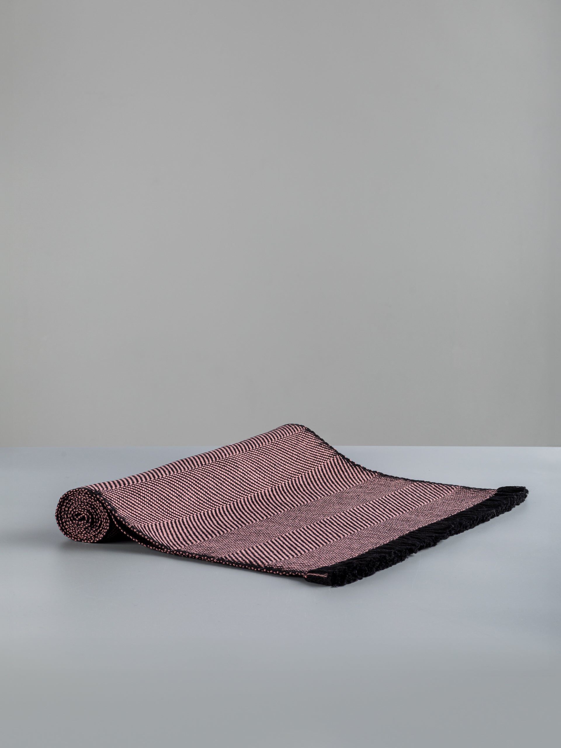 Scialle tessuto a mano in pura lana merino, colore rosa, vista laterale