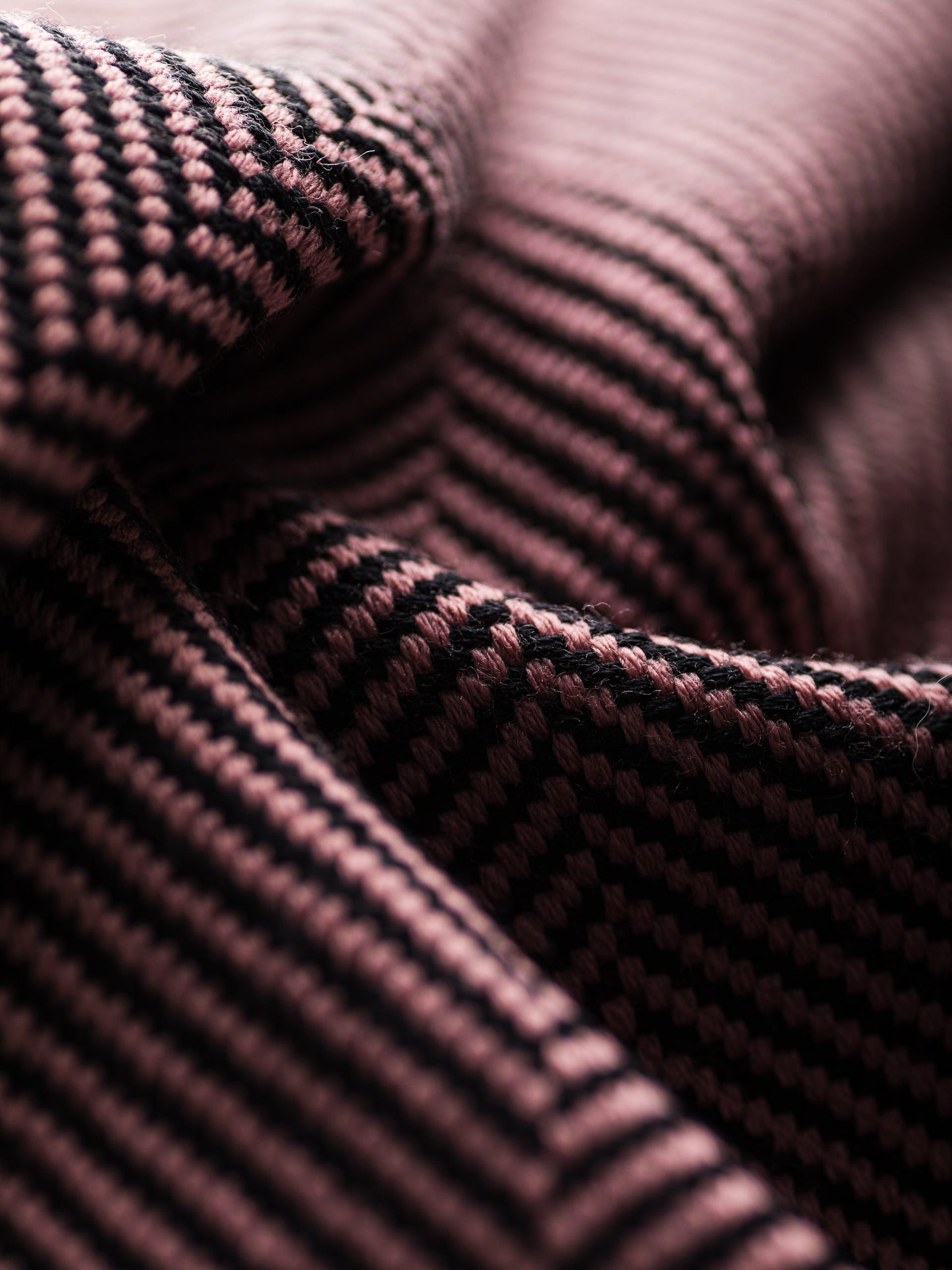 Scialle tessuto a mano in pura lana merino, colore rosa, dettaglio