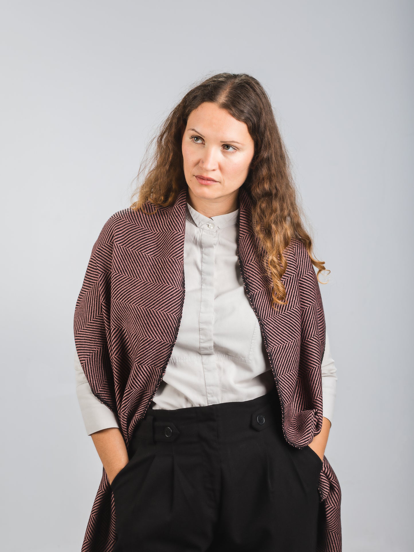 Scialle tessuto a mano in pura lana merino, colore rosa, su modella