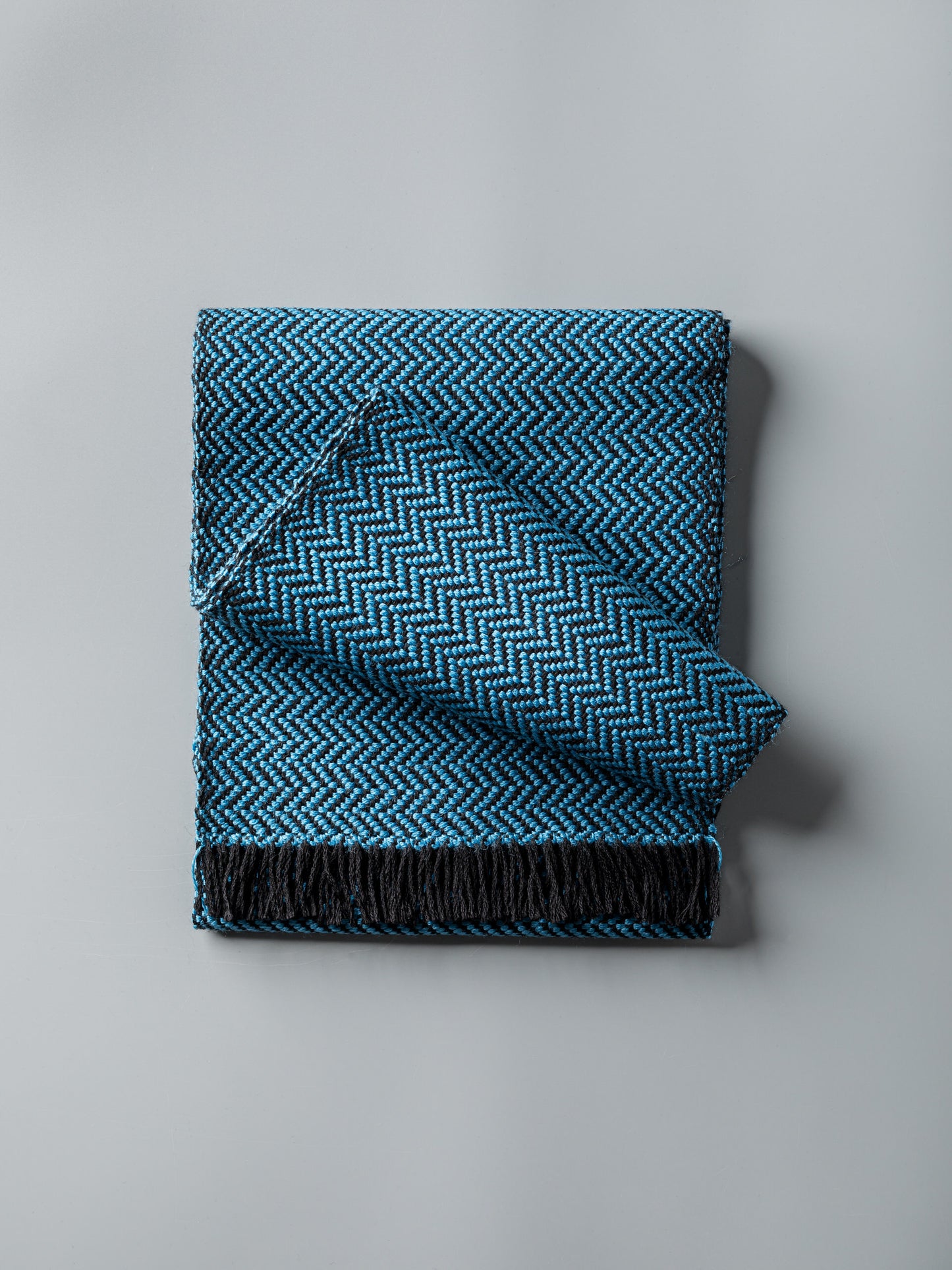 Sciarpa tessuta a mano in pura lana merino, colore azzurro, frontale