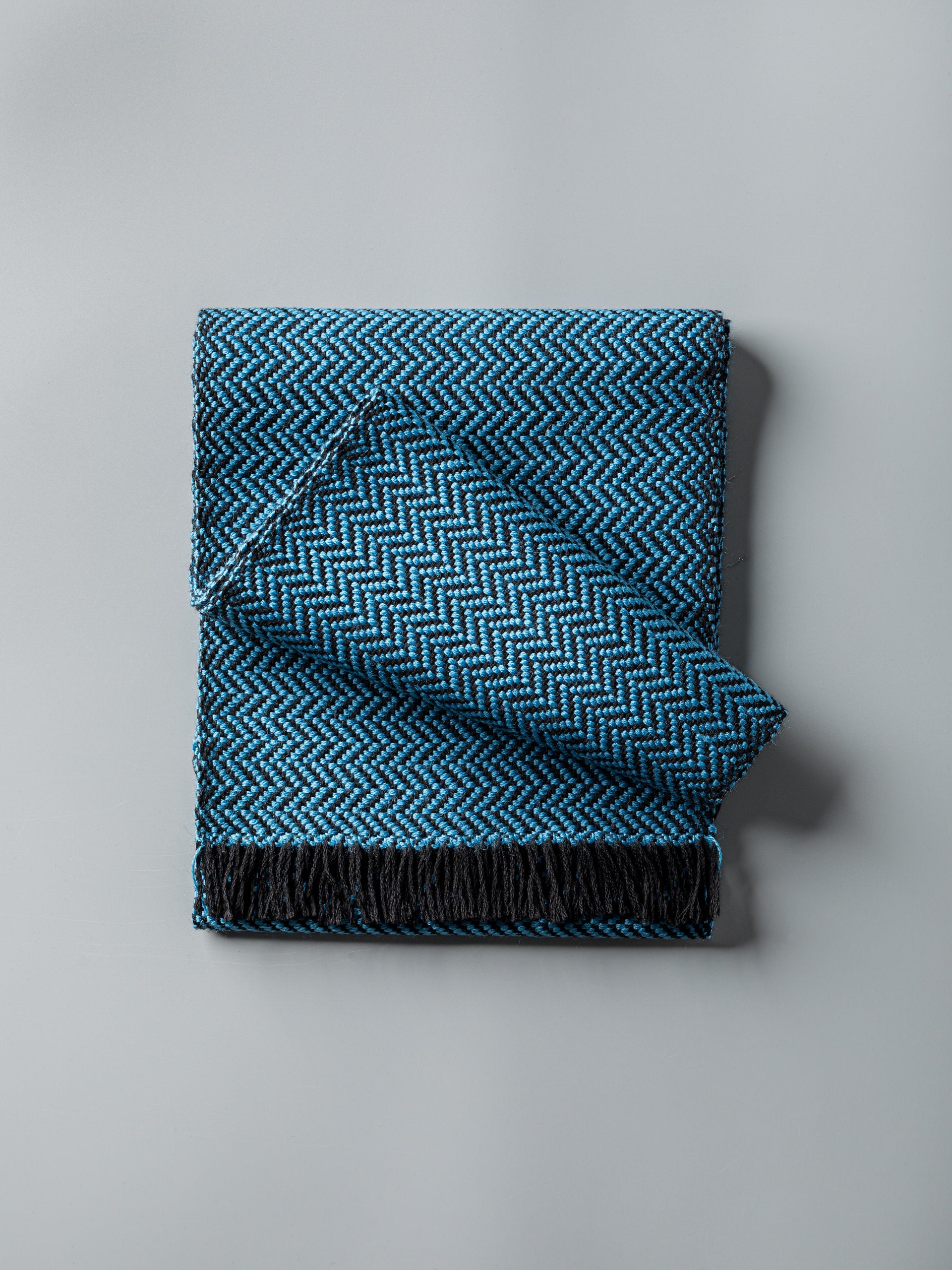 Sciarpa tessuta a mano in pura lana merino, colore azzurro, frontale
