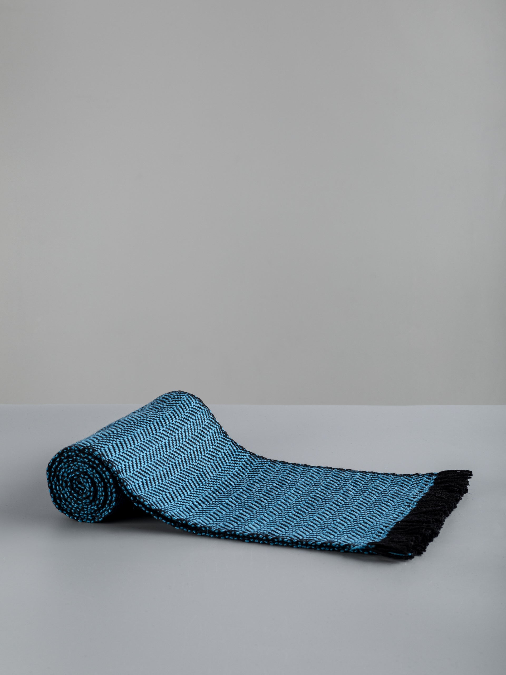 Sciarpa tessuta a mano in pura lana merino, colore azzurro, laterale