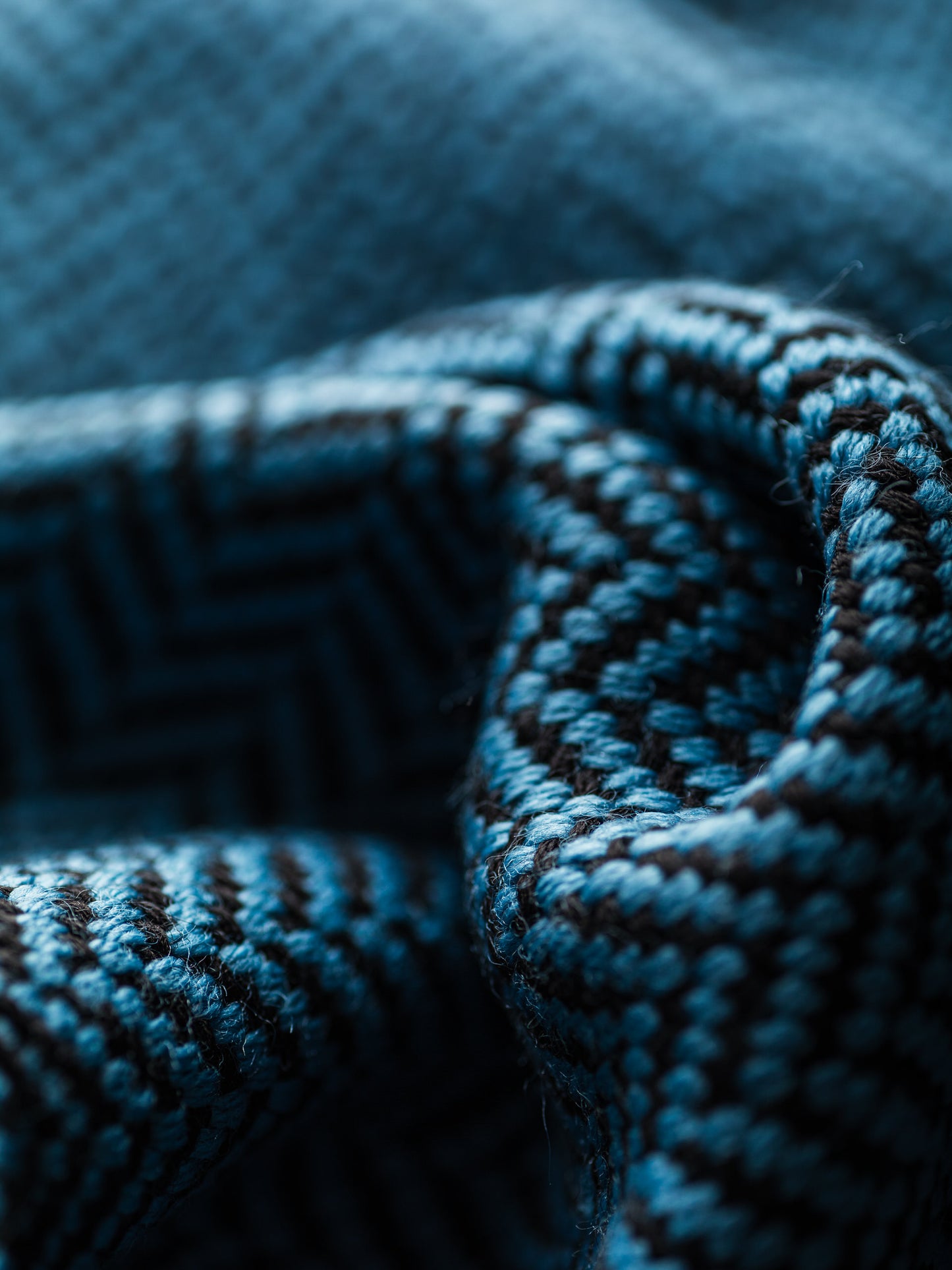 Sciarpa tessuta a mano in pura lana merino, colore azzurro, dettaglio