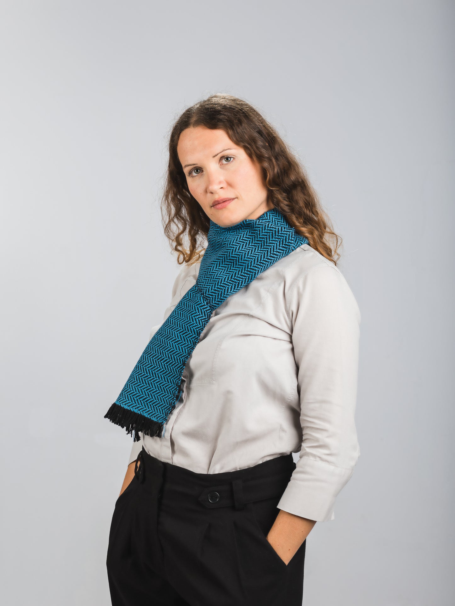 Sciarpa tessuta a mano in pura lana merino, colore azzurro, su modella