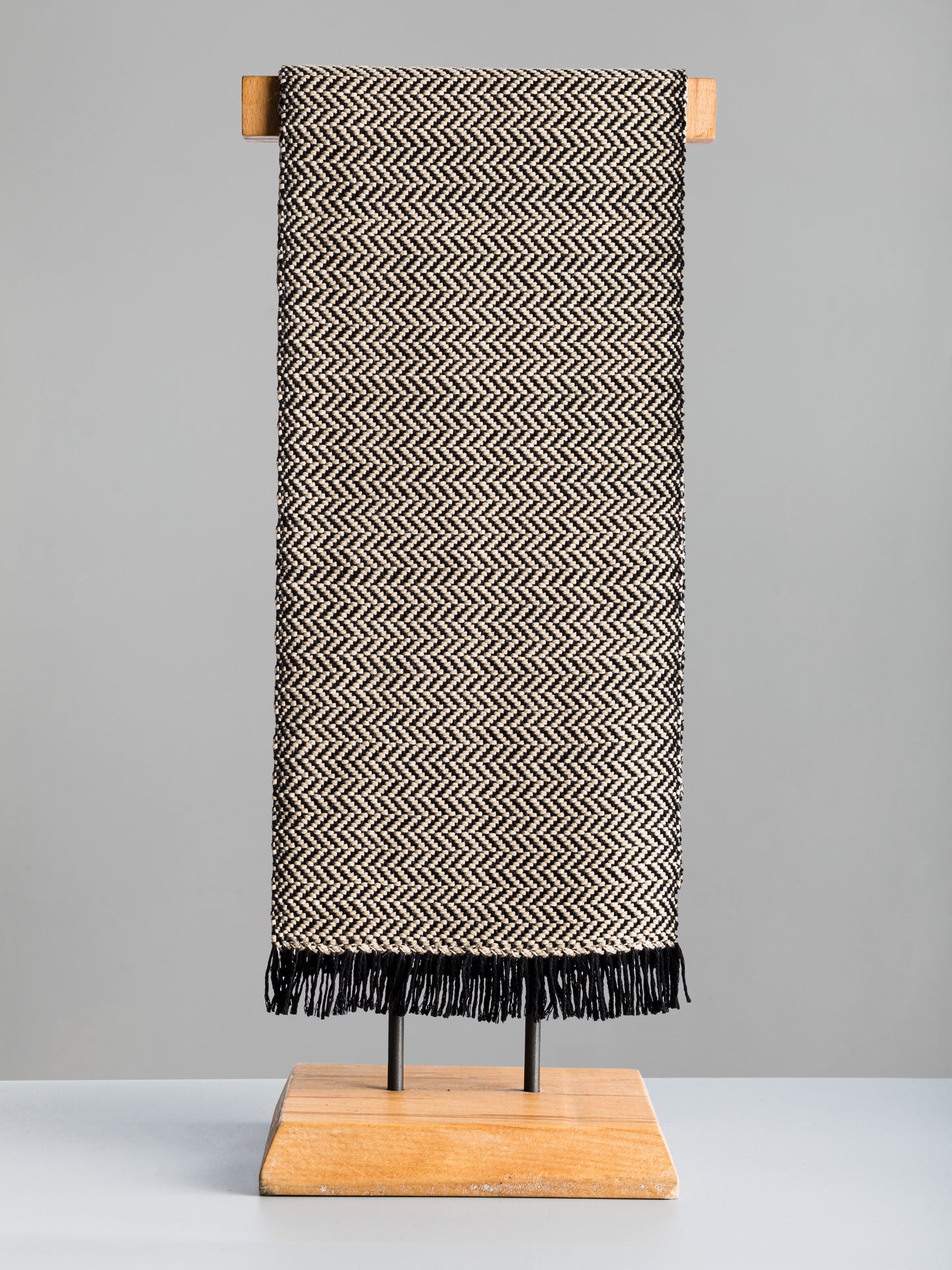 Sciarpa tessuta a mano in pura lana merino, colore bianco, su manichino