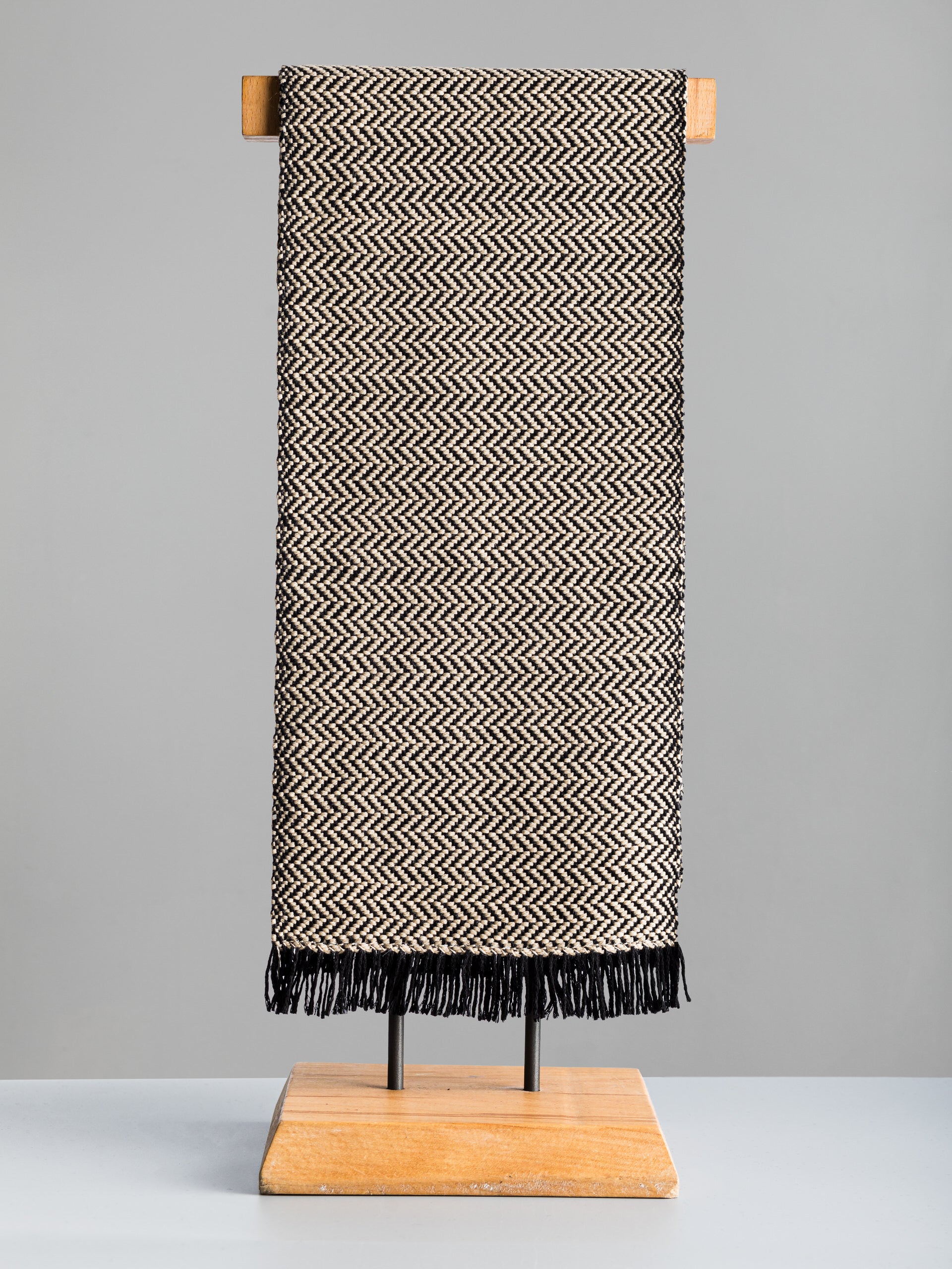 Sciarpa tessuta a mano in pura lana merino, colore bianco, su manichino