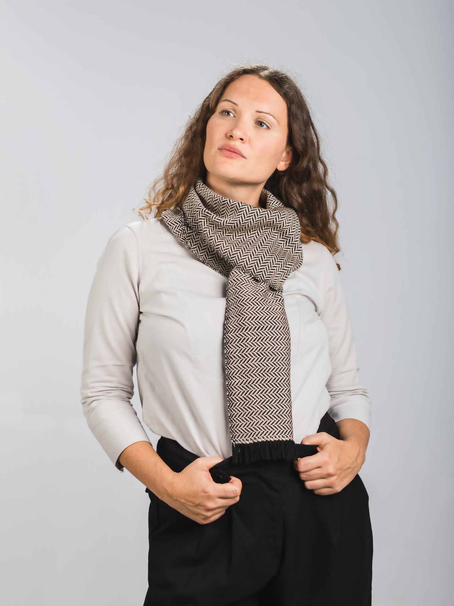 Sciarpa tessuta a mano in pura lana merino, colore bianco, su modella