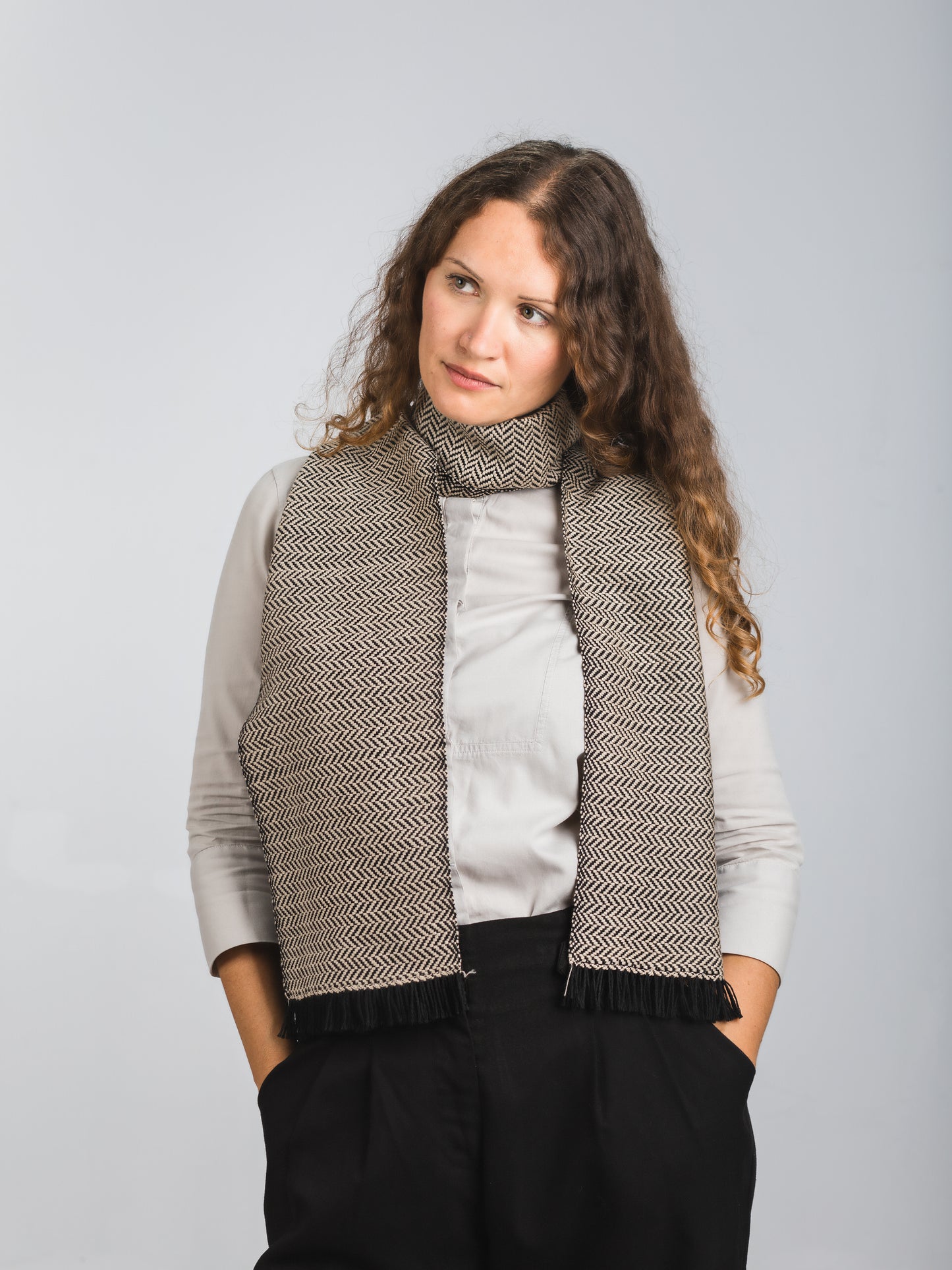 Sciarpa tessuta a mano in pura lana merino, colore bianco, su modella