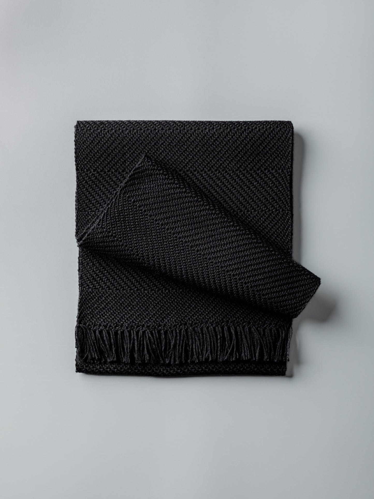 Sciarpa tessuta a mano in pura lana merino, colore nero, vista frontale