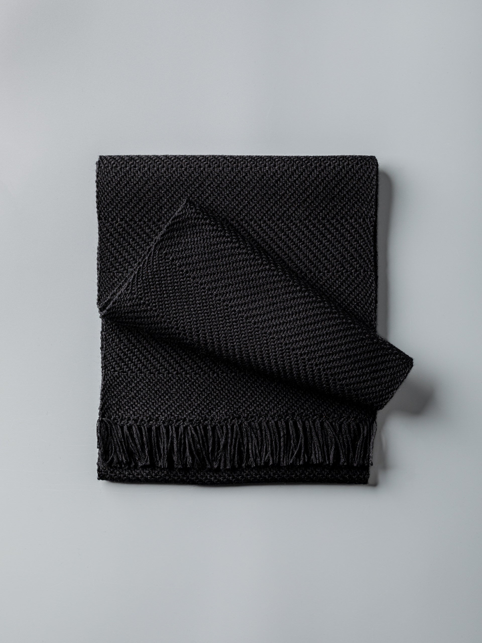 Sciarpa tessuta a mano in pura lana merino, colore nero, vista frontale