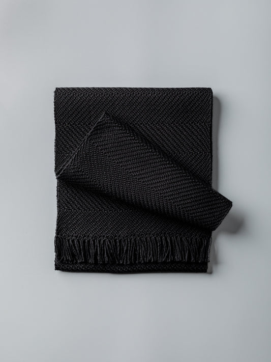 Sciarpa tessuta a mano in pura lana merino, colore nero, vista frontale