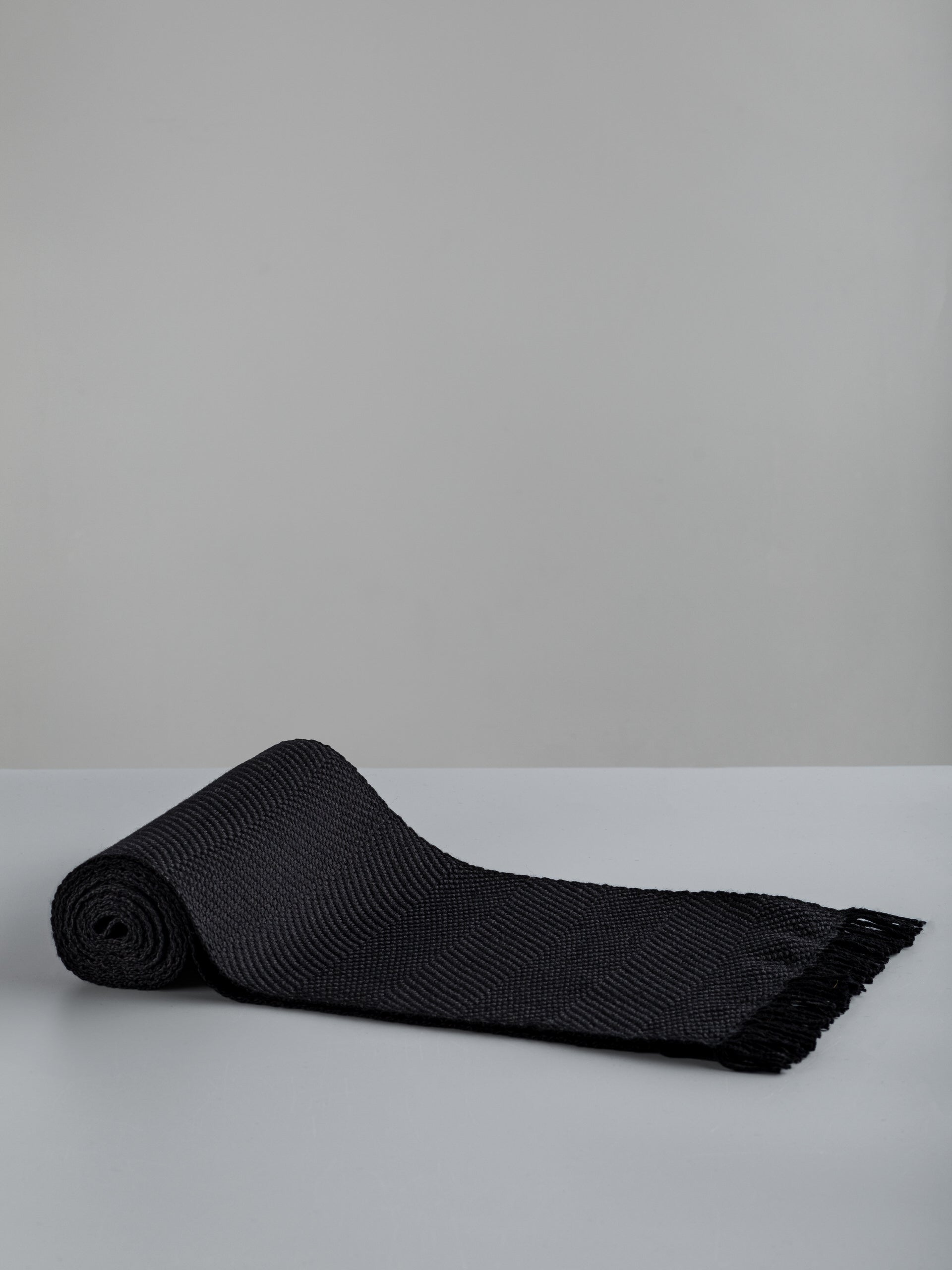 Sciarpa tessuta a mano in pura lana merino, colore nero, vista laterale