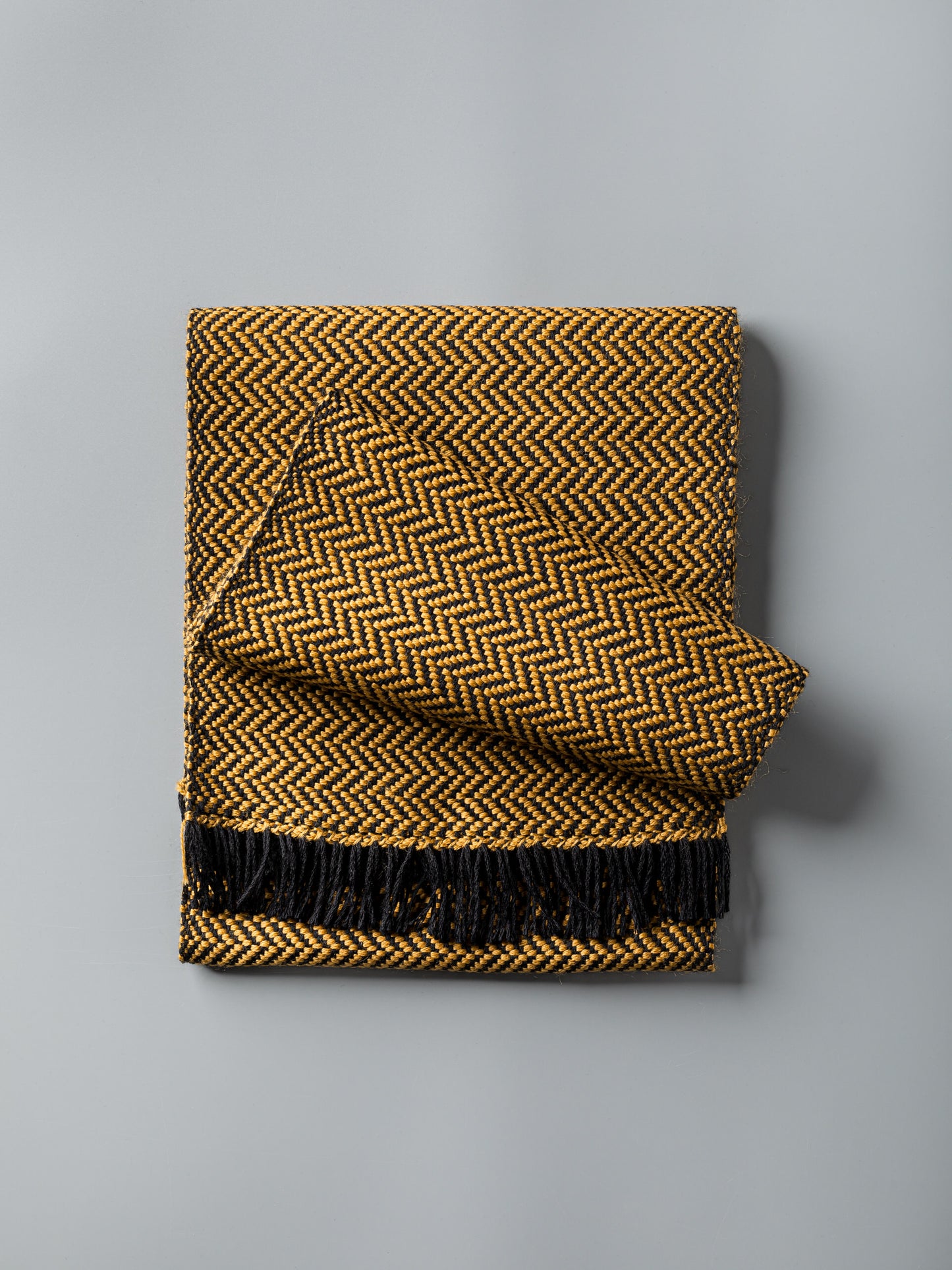Sciarpa tessuta a mano in pura lana merino, colore giallo ocra, vista frontale