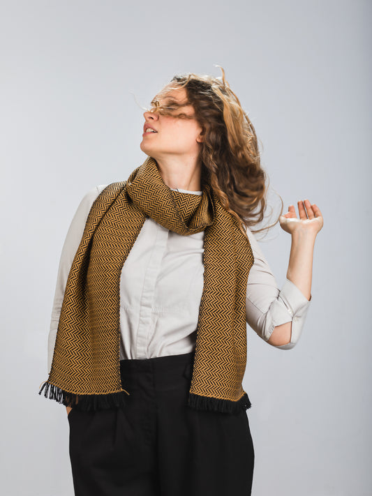 Sciarpa tessuta a mano in pura lana merino, colore giallo ocra, su modella