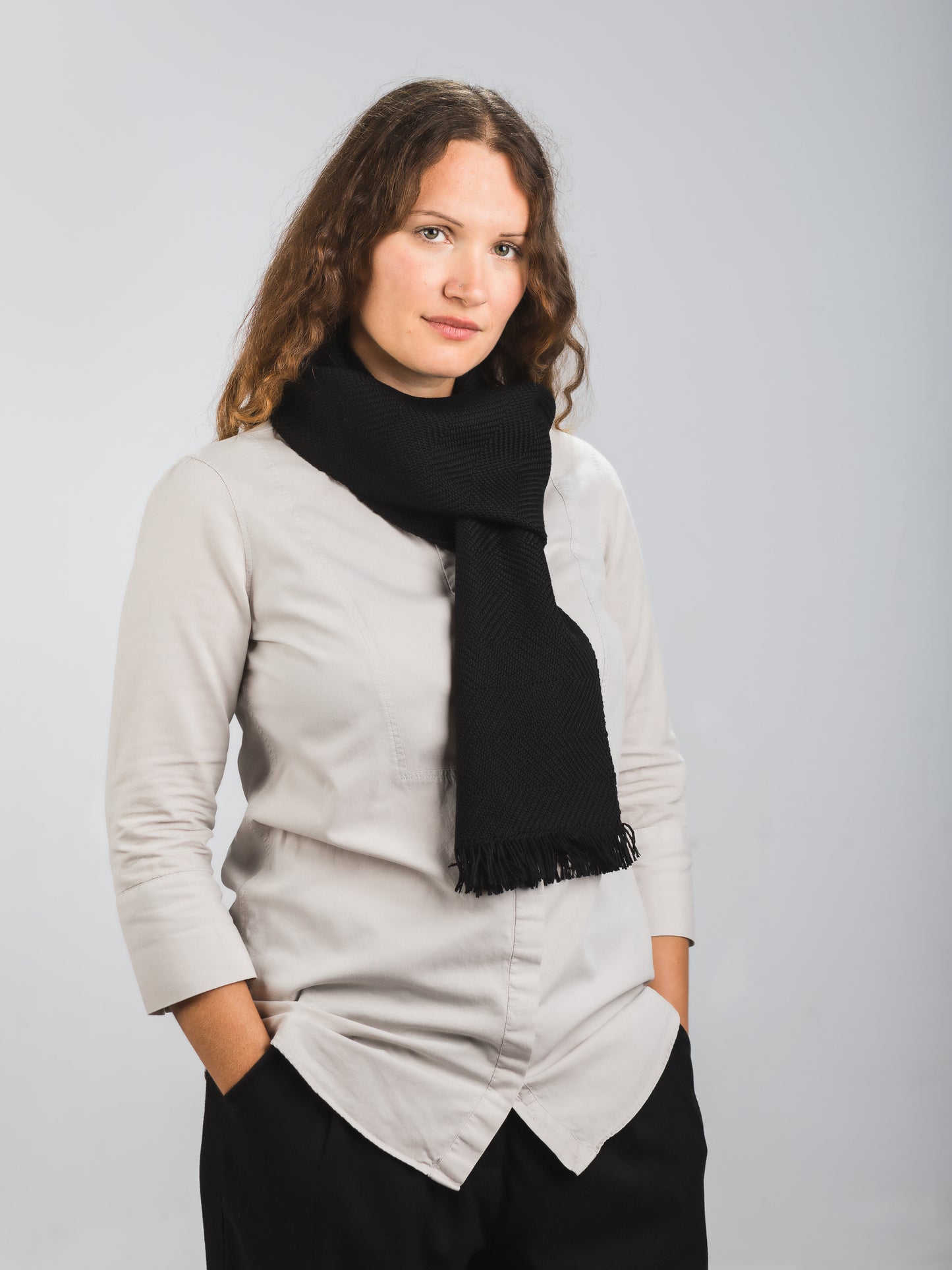 Sciarpa tessuta a mano in pura lana merino, colore nero, su modella