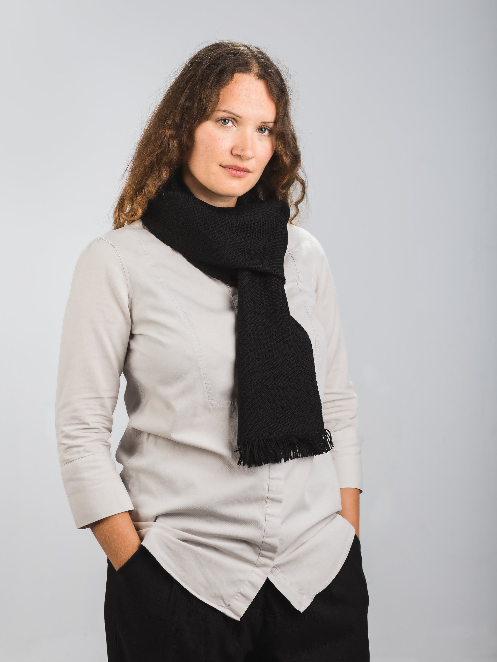 Sciarpa tessuta a mano in pura lana merino, colore nero, su modella