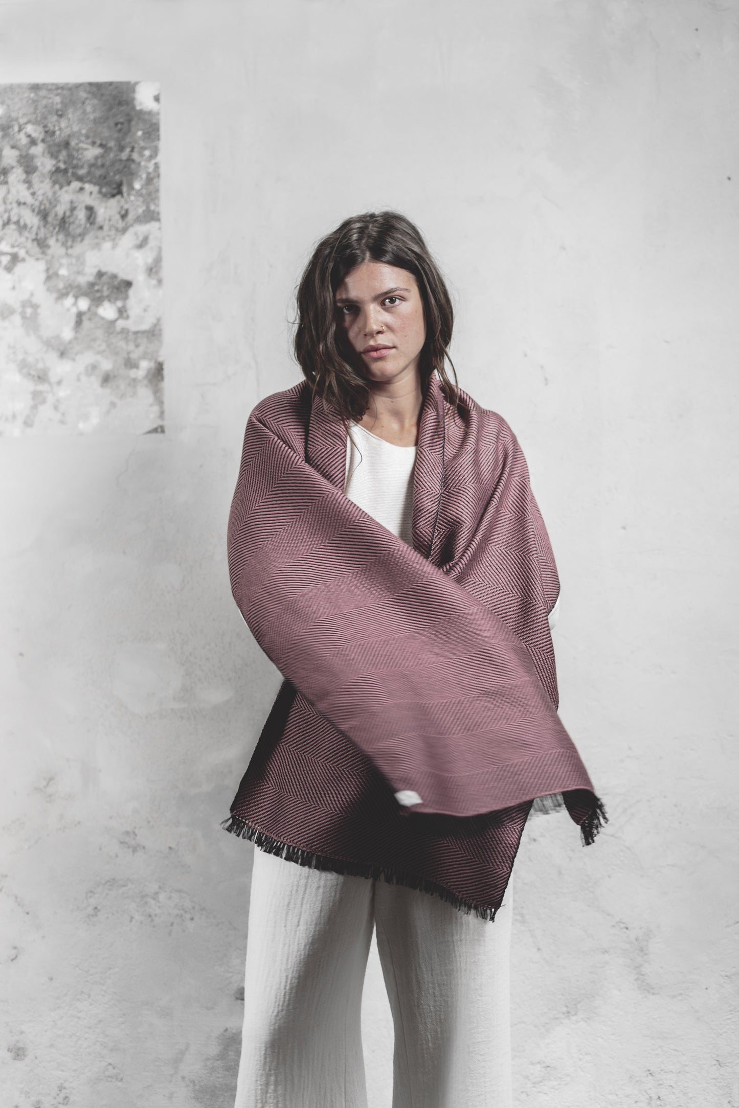 Modella con scialle rosa antico in pura lana merino, frontale