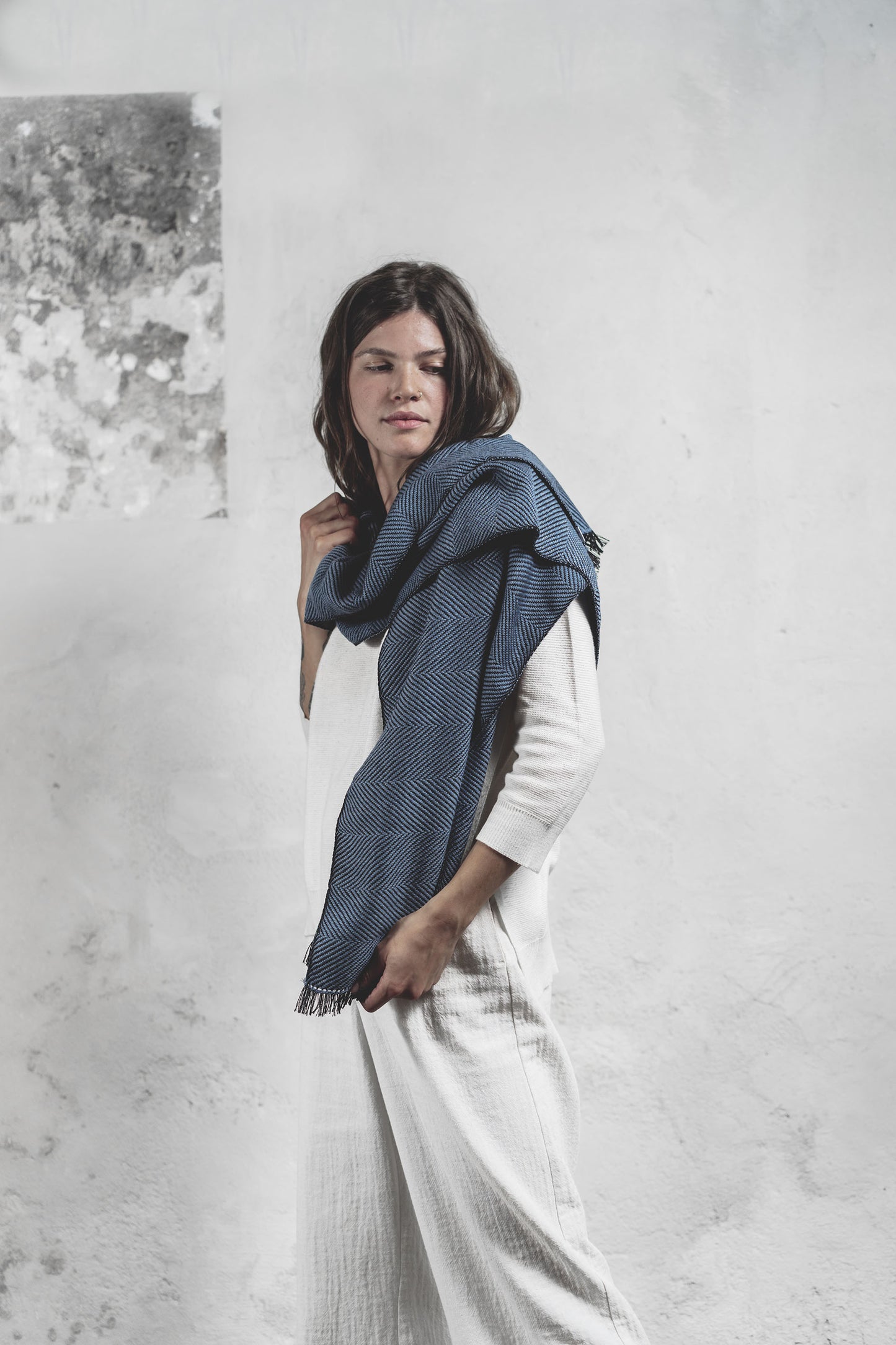 Modella con scialle in pura lana merino
