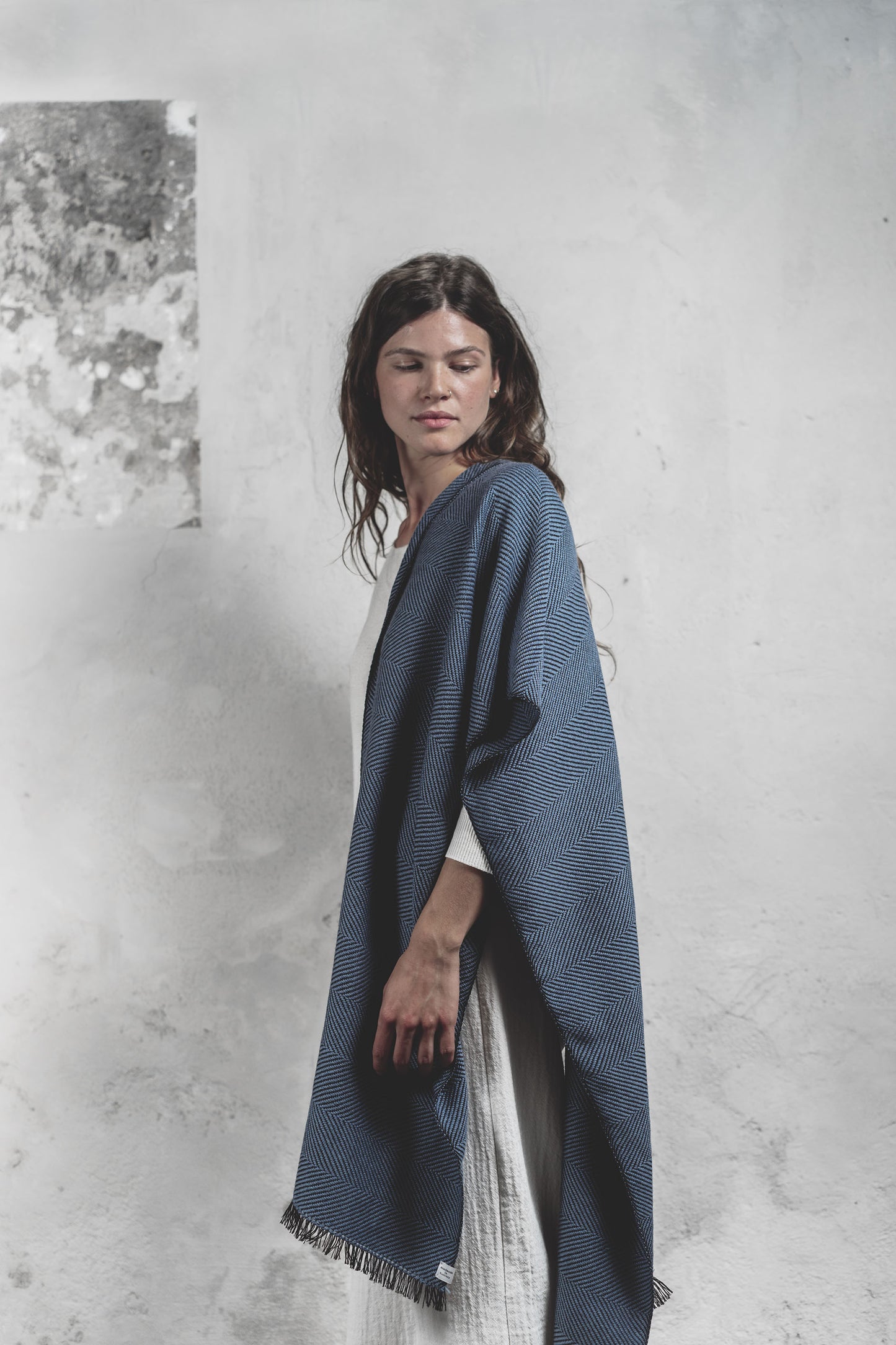 Modella con scialle azzurro tessuto a mano