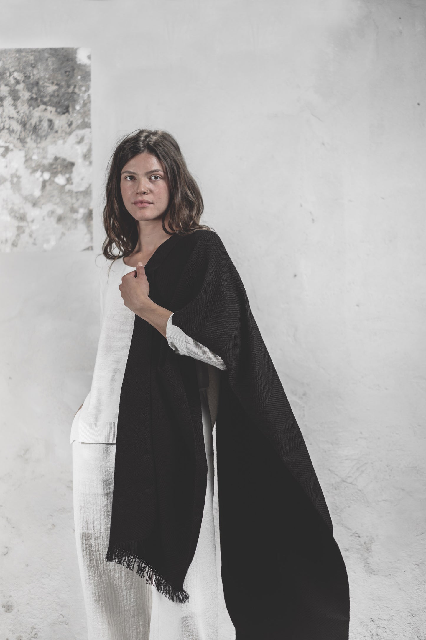 Modella con scialle nero in spalla