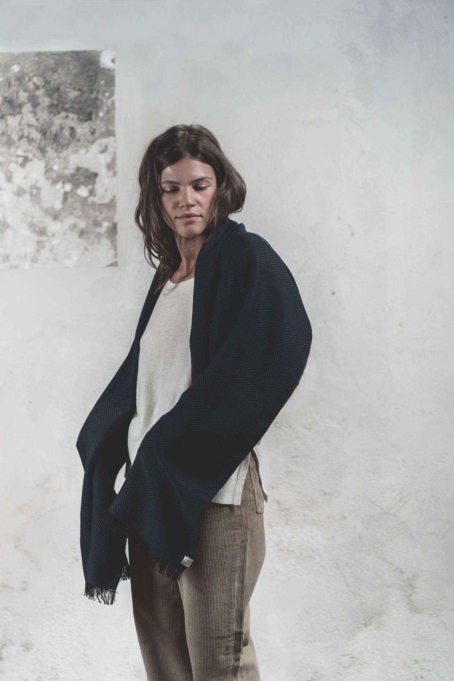Modella con scialle verde petrolio in pura lana merino