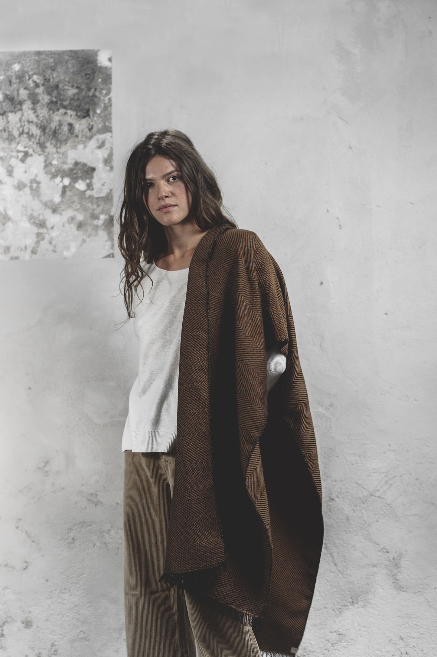Modella con scialle marrone tabacco in lana merino