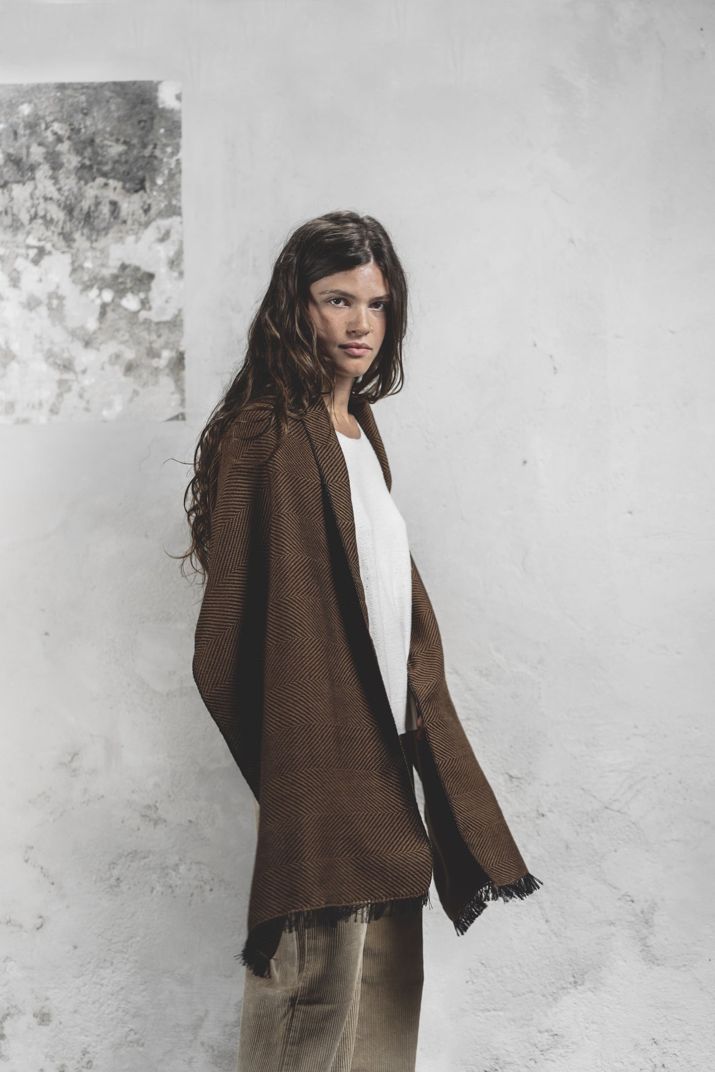 Modella con scialle marrone tabacco in pura lana merino