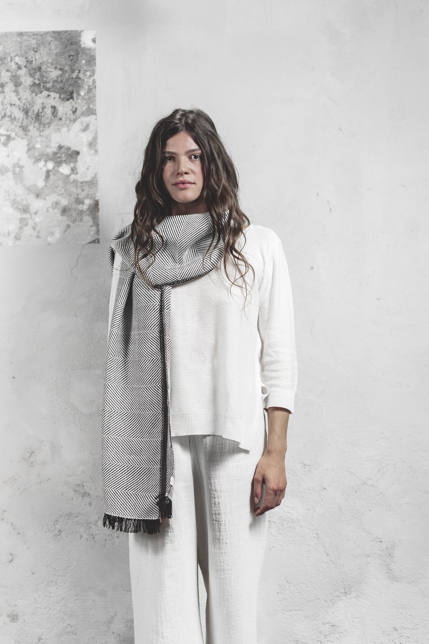 Modella con scialle in pura lana merino