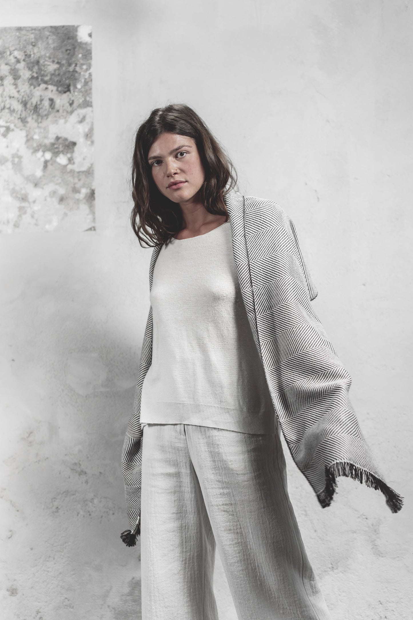 Modella con scialle bianco tessuto a mano
