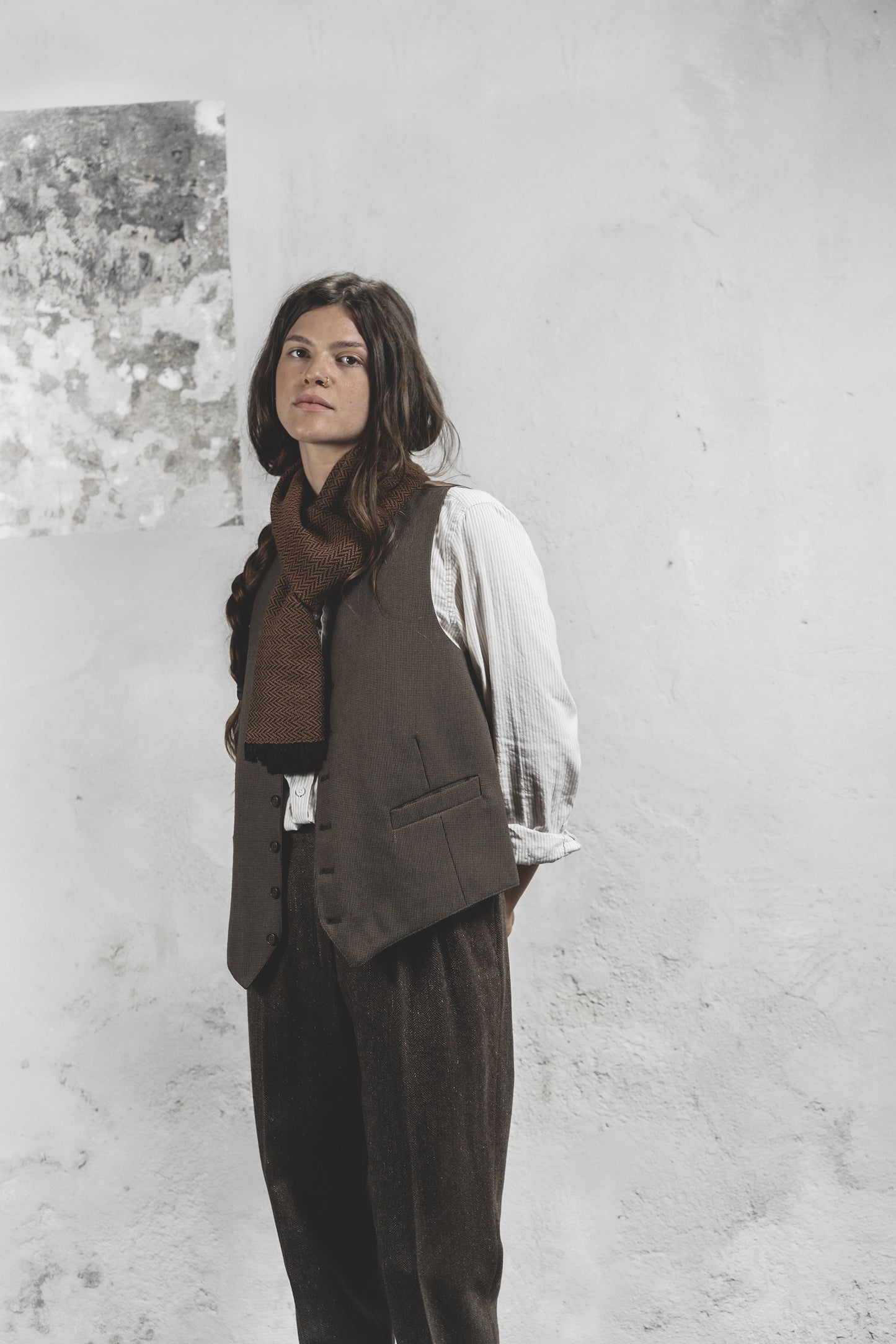 Modella con sciarpa marrone tabacco, cravatta