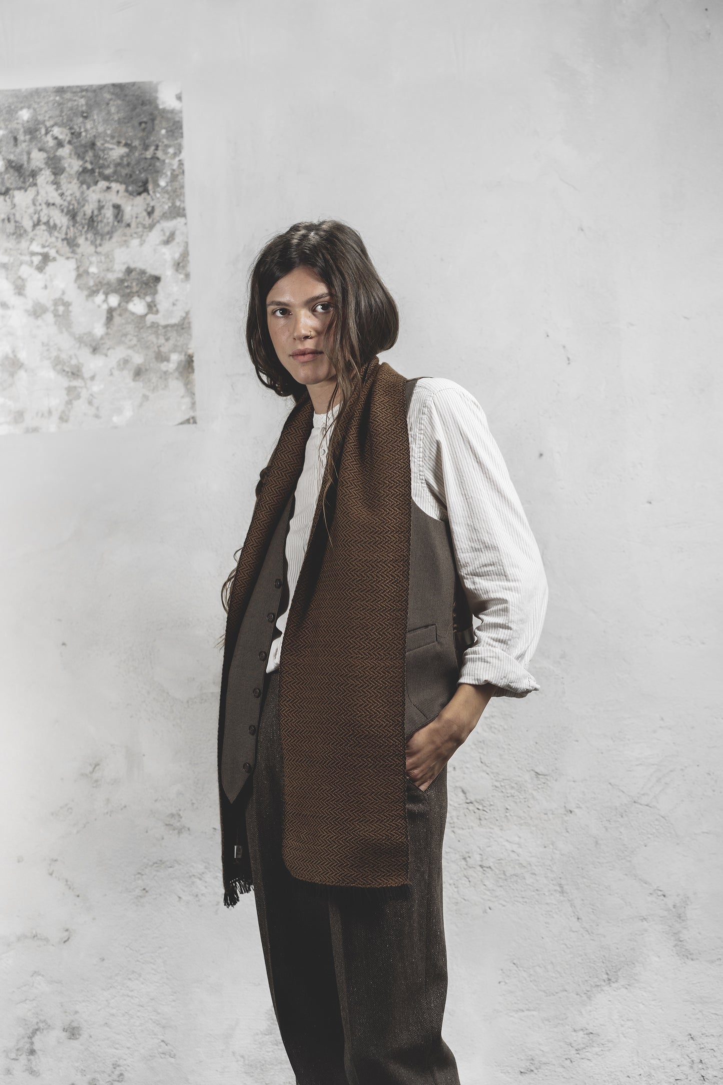 Modella con sciarpa marrone tabacco in pura lana merino, profilo
