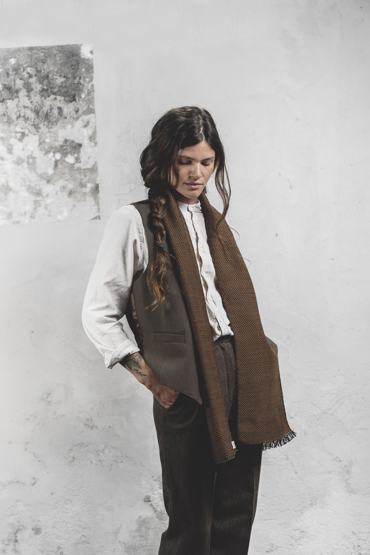 Modella con sciarpa tessuta a mano in pura lana merino