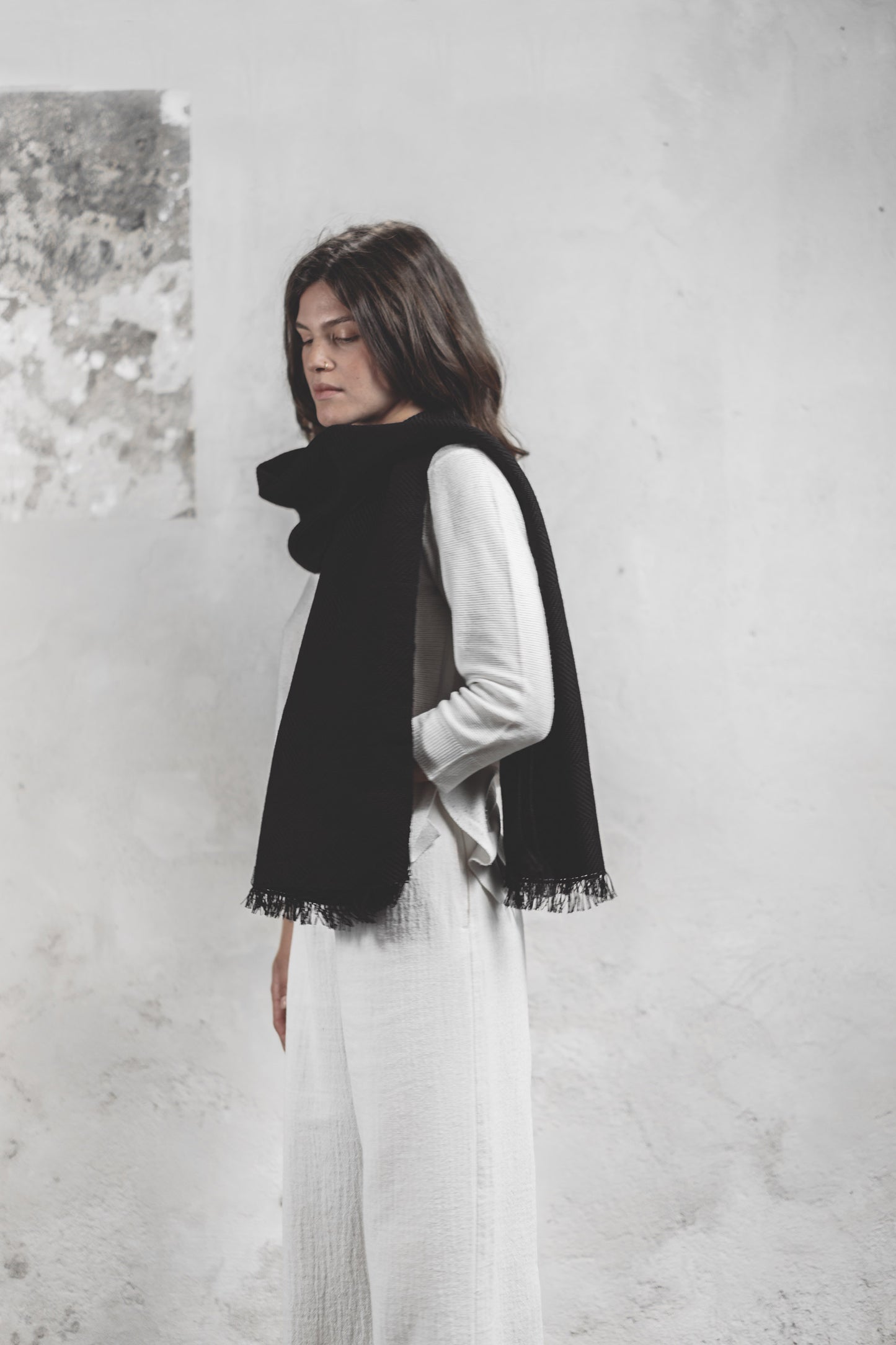 Modella con scialle nero in pura lana merino, profilo